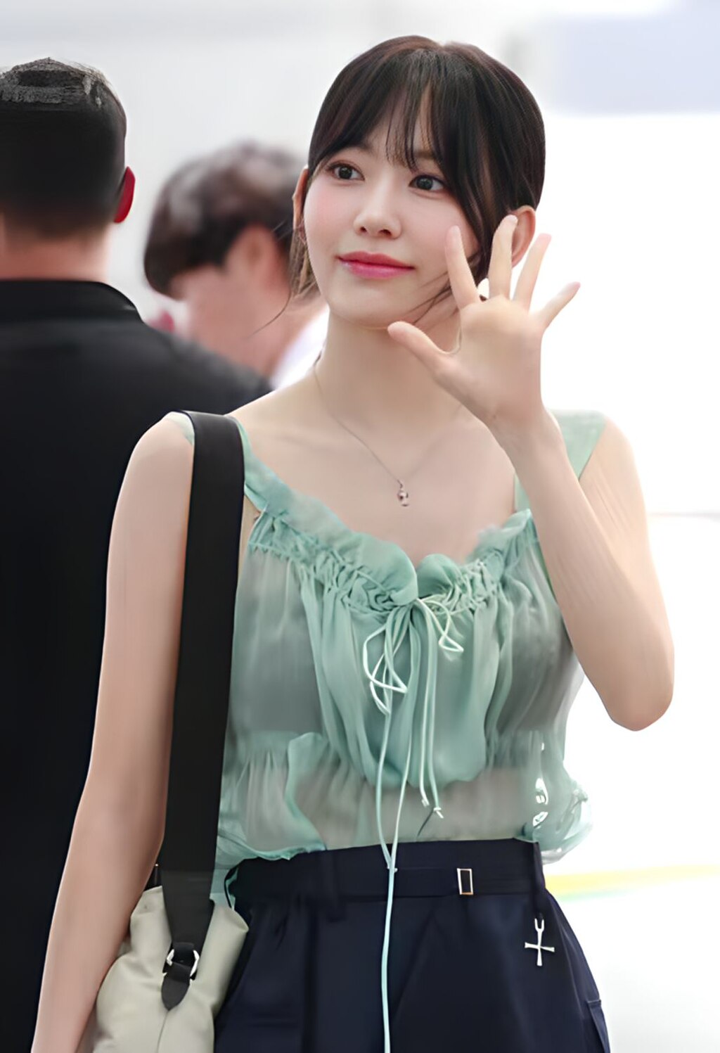 宮脇咲良の年収5億円超え！指原莉乃の厳命と韓国事務所の争奪戦