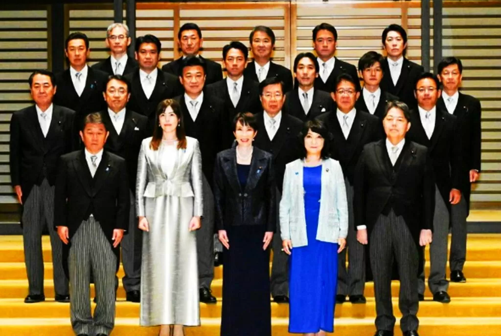 小野田紀美経済安保相（左）と千はふり（千のＸより）身長は