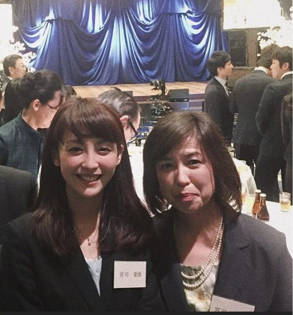 21年に他界…フジテレビ宮司愛海アナ（左）と母の思い出2ショット（インスタグラム@manami_miyajiより）