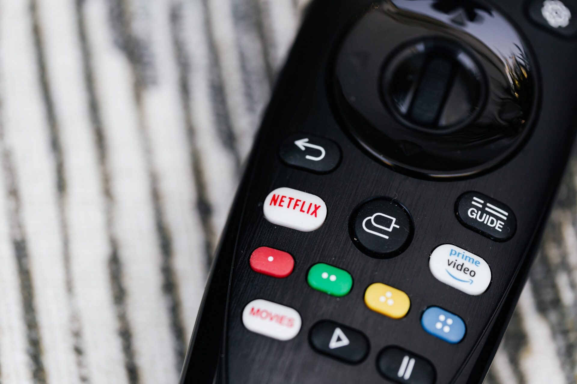 テレビのリモコンを近くから写した写真。配信サービスのボタンが並ぶ